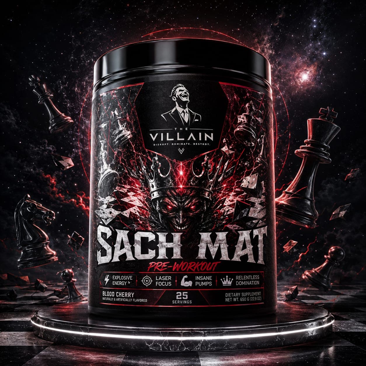 Čierna dóza The Villain ŠACH MAT pre-workout (Blood Cherry) s korunovaným kráľom na etikete, šachové figúrky vo vesmírnom pozadí
